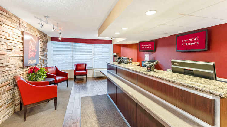 Red Roof PLUS+Mt Pleasant-Patriots Point Lobby