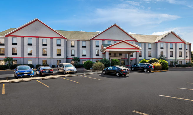 Red Roof PLUS+ & Suites Atlanta Airport Exterior