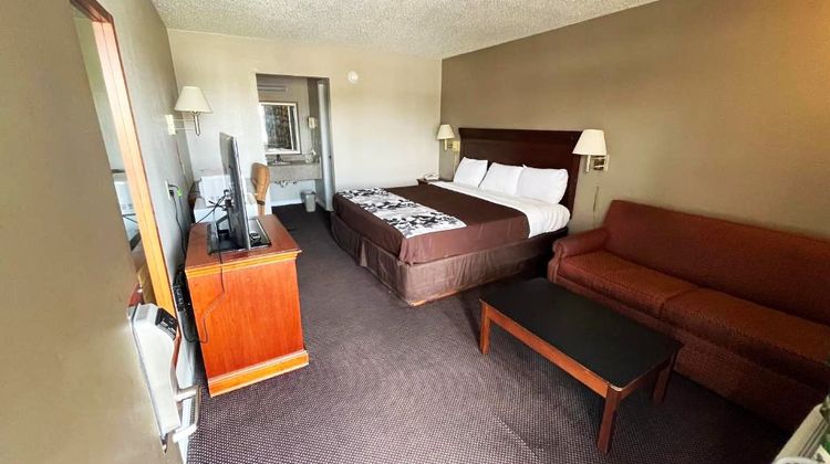 Red Carpet Inn Room
