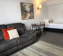 Avaleen Lodge Motor Inn Room