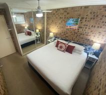 Avaleen Lodge Motor Inn Room