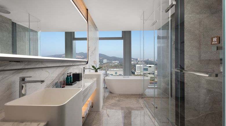 <b>Crowne Plaza Jingmen Room</b>. Images powered by <a href="https://www.leonardoworldwide.com/" title="Leonardo Worldwide" target="_blank">Leonardo</a>.