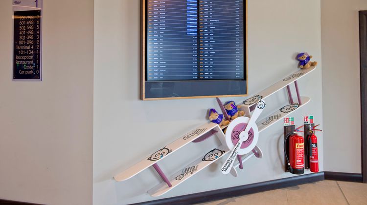 Premier Inn  Heathrow Airport Terminal 4 Lobby