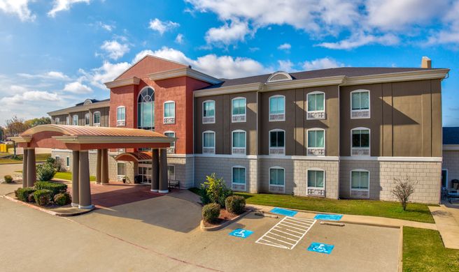Holiday Inn Express Hotel & Suites Exterior