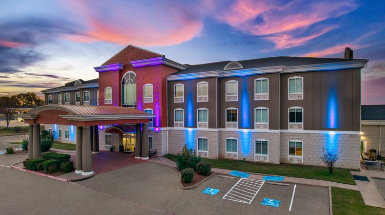 Holiday Inn Express Hotel & Suites Exterior