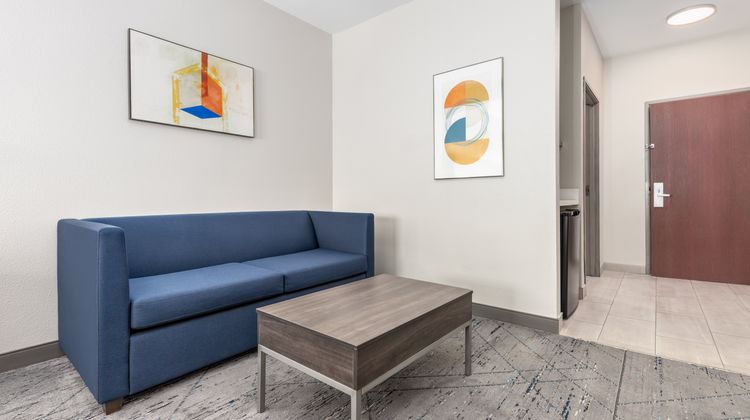 Holiday Inn Express Hotel & Suites Suite