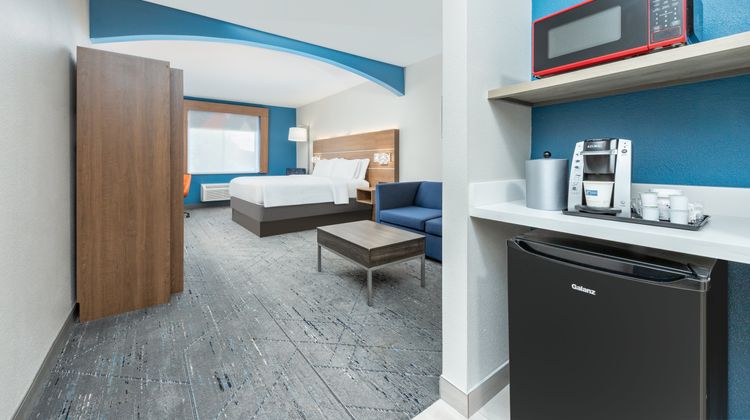 Holiday Inn Express Hotel & Suites Suite