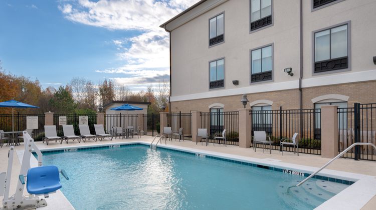 Holiday Inn Express Prattville Pool