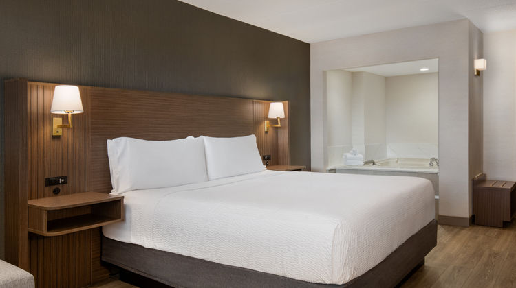 Holiday Inn Parkway Convention Centre Suite