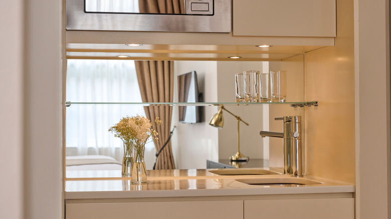 <b>Fraser Suites Edinburgh Room</b>. Images powered by <a href="https://www.leonardoworldwide.com/" title="Leonardo Worldwide" target="_blank">Leonardo</a>.