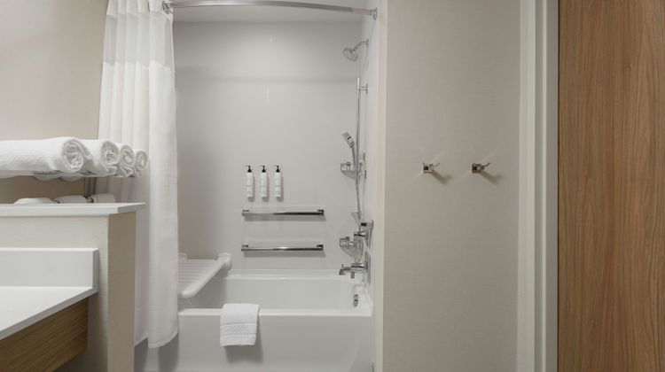 Fairfield Inn & Suites Cincinnati Oakley Room