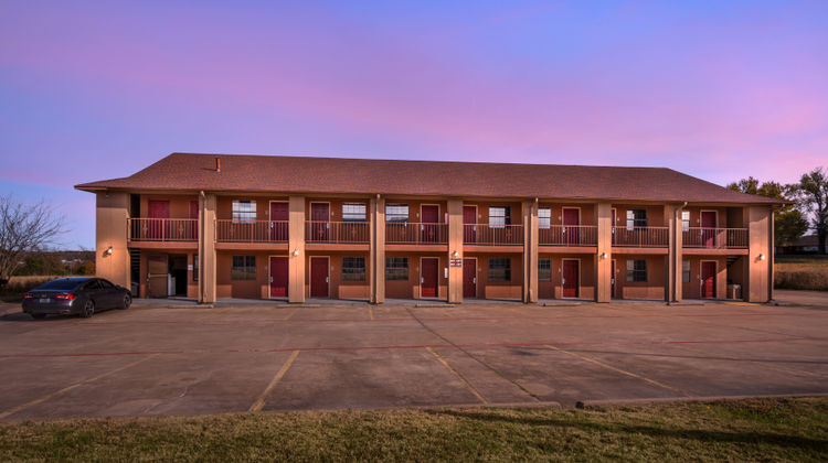 Red Roof Inn & Suites Sulphur Springs Exterior