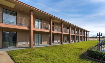 Red Roof Inn & Suites Sulphur Springs