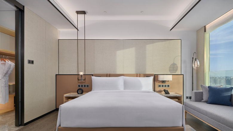 <b>DoubleTree by Hilton Shenzhen Airport Re Room</b>. Images powered by <a href="https://www.leonardoworldwide.com/" title="Leonardo Worldwide" target="_blank">Leonardo</a>.