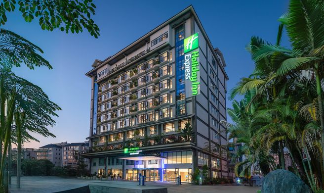 Holiday Inn Exp Puer Simao Exterior