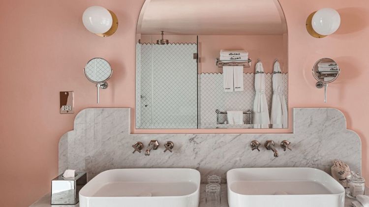Henrietta Hotel Suite