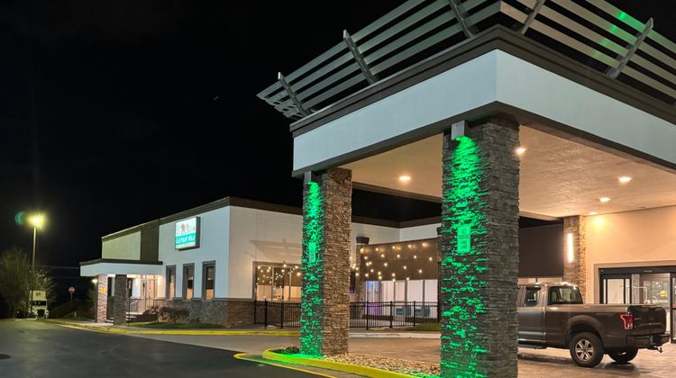 Holiday Inn Roanoke-Tangelwood Exterior