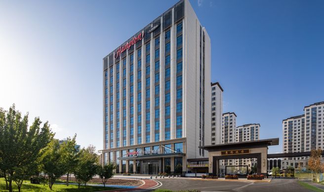 Hampton Hilton YZY West Railway Exterior