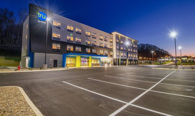 Tru by Hilton West Bristol TN Exterior
