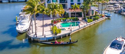 Naples Bay Resort & Marina Exterior