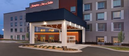 Hampton Inn Suites Hilton Airport Exterior