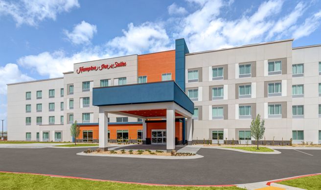 Hampton Inn Suites Hilton Airport Exterior