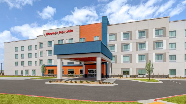 <b>Hampton Inn Suites Hilton Airport Exterior</b>. Images powered by <a href="https://www.leonardoworldwide.com/" title="Leonardo Worldwide" target="_blank">Leonardo</a>.