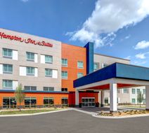 Hampton Inn Suites Hilton Airport Exterior