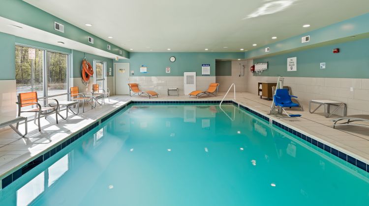Holiday Inn Express/Stes North Brunswick Pool