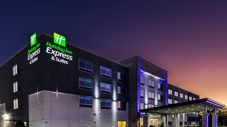 Holiday Inn Express & Suites Exterior