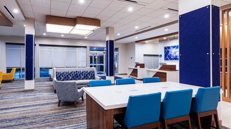 Holiday Inn Express & Suites Exterior