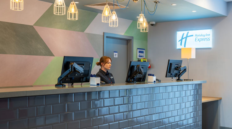 Holiday Inn Express Aberdeen Airport Exterior