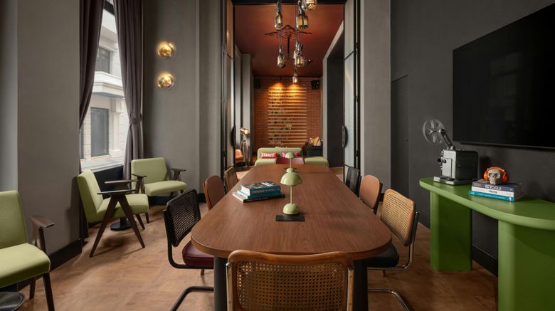 <b>Moxy Istanbul Beyoglu Meeting</b>. Images powered by <a href="https://www.leonardoworldwide.com/" title="Leonardo Worldwide" target="_blank">Leonardo</a>.