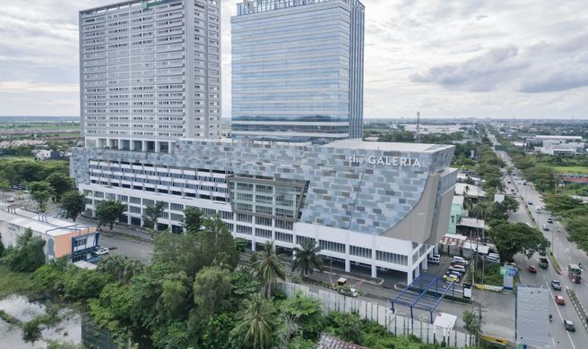 Holiday Inn Exp Suites Banjarmas Exterior