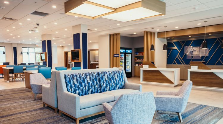 Holiday Inn Express & Suites Des Moines Exterior