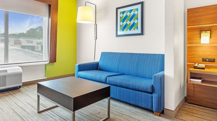 Holiday Inn Express/Suites Mobile-Univ Suite