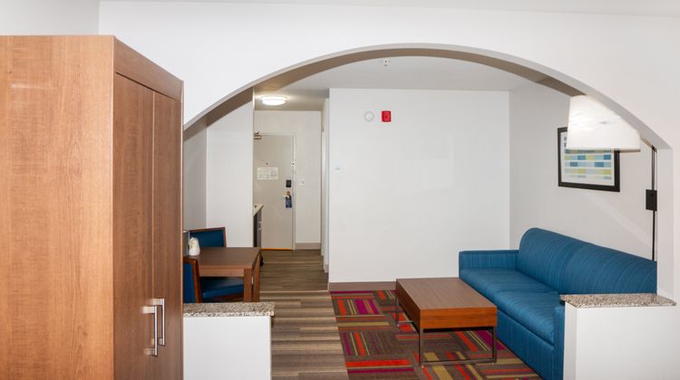 Holiday Inn Express & Suites Stroudsburg Suite