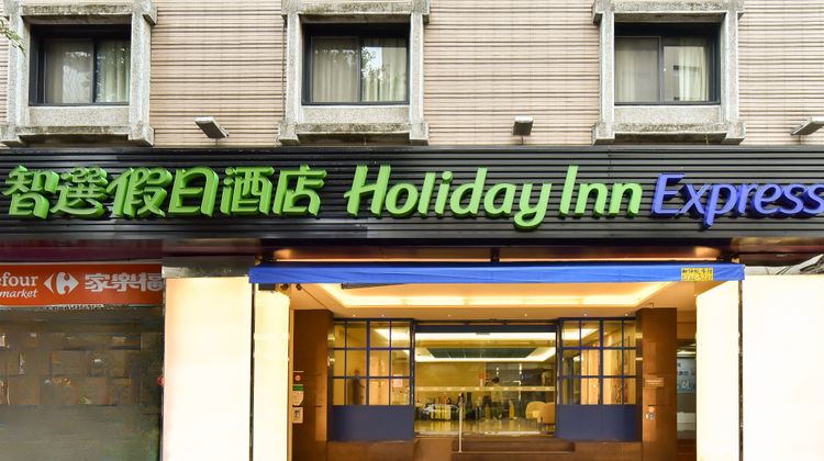 Holiday Inn Express Taipei Train Station Exterior