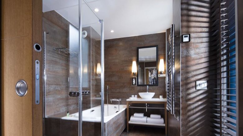 <b>Le Six Saint Germain Room</b>. Images powered by <a href="https://www.leonardoworldwide.com/" title="Leonardo Worldwide" target="_blank">Leonardo</a>.