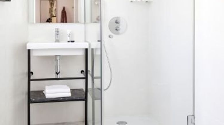 <b>Doisy Hotel Room</b>. Images powered by <a href="https://www.leonardoworldwide.com/" title="Leonardo Worldwide" target="_blank">Leonardo</a>.
