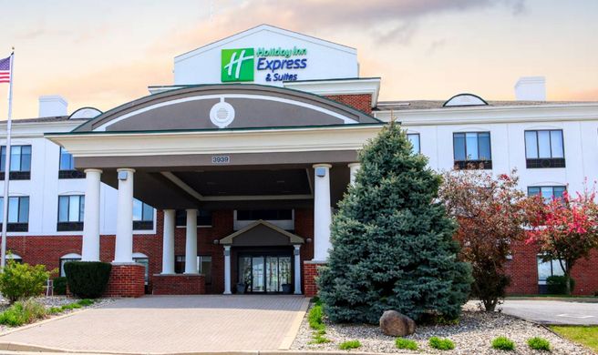 Holiday Inn Express Hotel & Suites Exterior