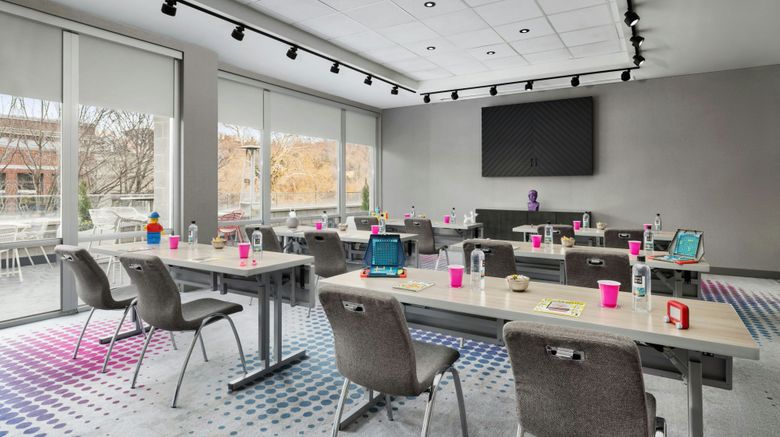 <b>Moxy Asheville Downtown Meeting</b>. Images powered by <a href="https://www.leonardoworldwide.com/" title="Leonardo Worldwide" target="_blank">Leonardo</a>.