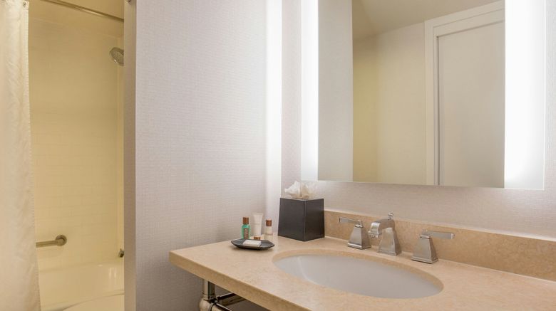 <b>Sheraton Suites Chicago Elk Grove Room</b>. Images powered by <a href="https://www.leonardoworldwide.com/" title="Leonardo Worldwide" target="_blank">Leonardo</a>.