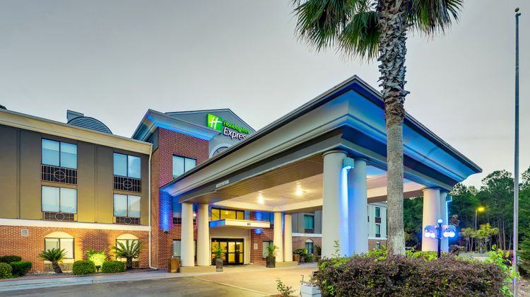 Holiday Inn Express & Suites Hinesville Exterior