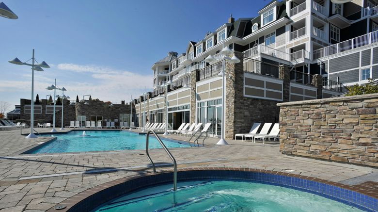<b>JW Marriott The Rosseau Muskoka Resort Pool</b>. Images powered by <a href="https://www.leonardoworldwide.com/" title="Leonardo Worldwide" target="_blank">Leonardo</a>.