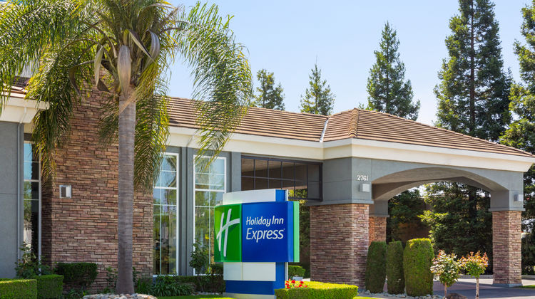 Holiday Inn Express West Sacramento Exterior