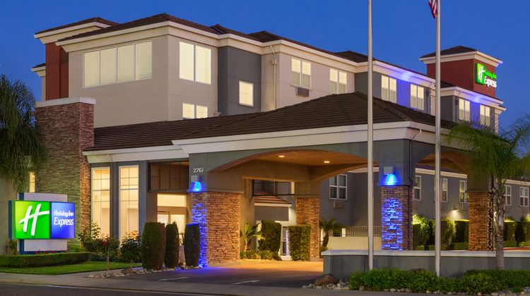 Holiday Inn Express West Sacramento Exterior