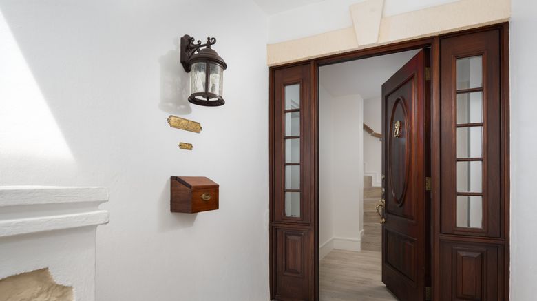 <b>Point Grace Lobby</b>. Images powered by <a href="https://www.leonardoworldwide.com/" title="Leonardo Worldwide" target="_blank">Leonardo</a>.