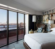 Boston Marriott Long Wharf Room