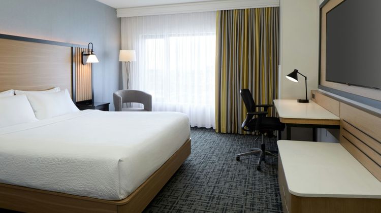 Fairfield Inn & Suites Montreal Airport Room